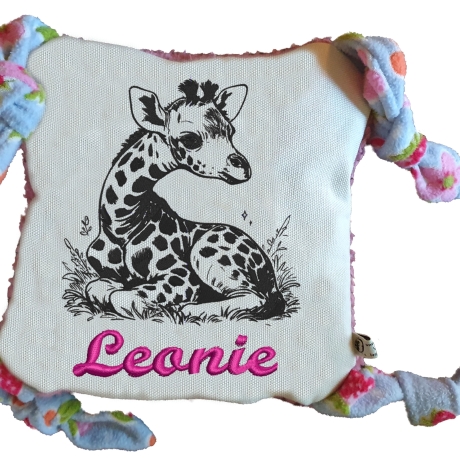 Stickdatei Giraffe Baby Honey liegend realistisch