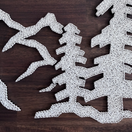 Berglandschaft als String Art - Wandbild 80 x 40 cm