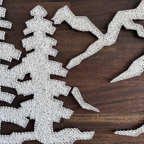 Berglandschaft als String Art - Wandbild 80 x 40 cm