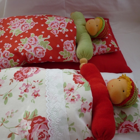 Träum-schön Puppen-Bettwäsche. Dreiteilig, schafwollgefüllt