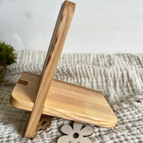 Handy-Halterung aus Eschenholz mit Kabelaussparung