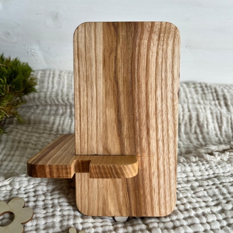 Handy-Halterung aus Eschenholz mit Kabelaussparung