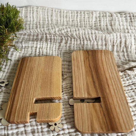 Handy-Halterung aus Eschenholz mit Kabelaussparung