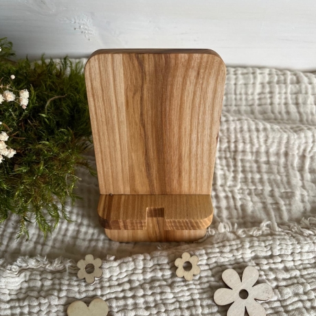 Handy-Halterung aus Eschenholz mit Kabelaussparung