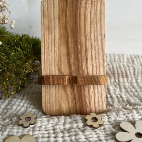 Handy-Halterung aus Eschenholz mit Kabelaussparung