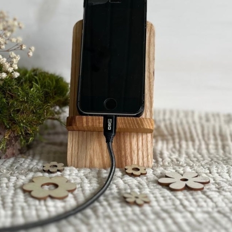 Handy-Halterung aus Eschenholz mit Kabelaussparung