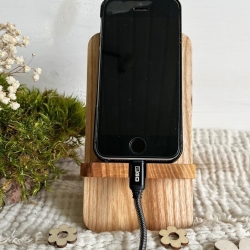 Handy-Halterung aus Eschenholz mit Kabelaussparung