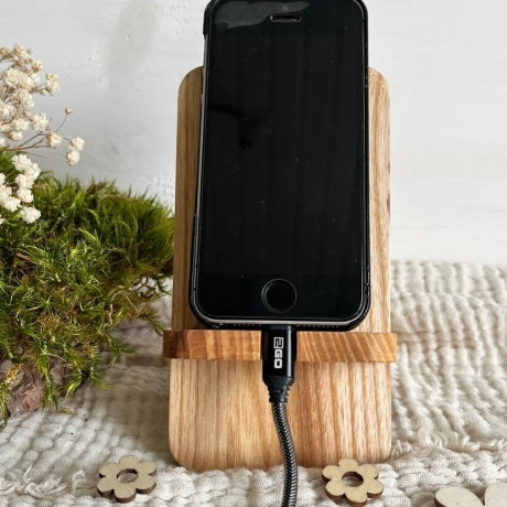 Handy-Halterung aus Eschenholz mit Kabelaussparung