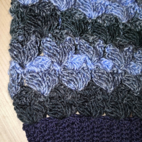 Beanie handgehäkelt mit Blattmuster, Mütze, Damenmütze