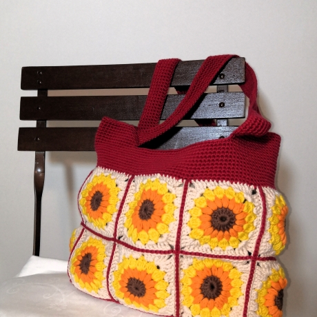 Granny-Square-Tasche mit Baumwollgarn gehäkelt, trendige Tasche