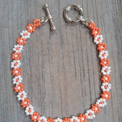 Armband aus Toho-Perlen, Blümchen, orange/weiß