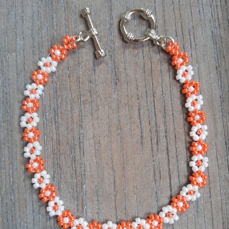 Armband aus Toho-Perlen, Blümchen, orange/weiß