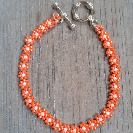 Armband aus Toho-Perlen, Blümchen, orange /weiiß