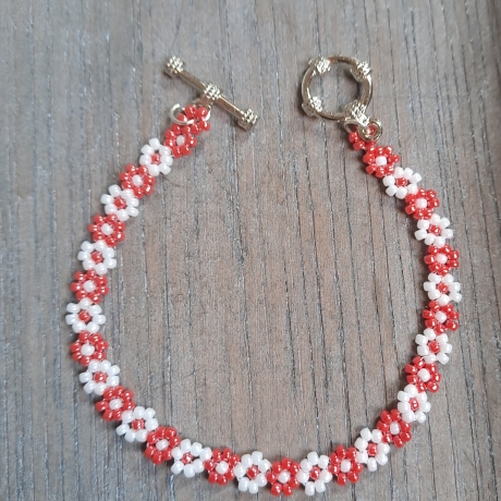 Armband aus Toho-Perlen, Blümchen, rot/weiß