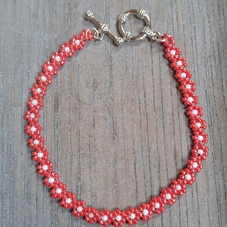 Armband aus Toho-Perlen, Blümchen, rot /weiiß