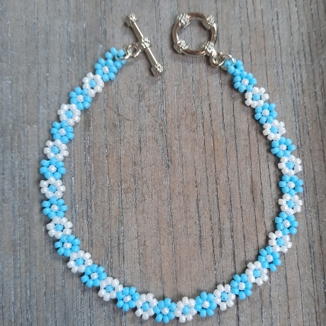 Armband aus Toho-Perlen, Blümchen, blau/weiiß