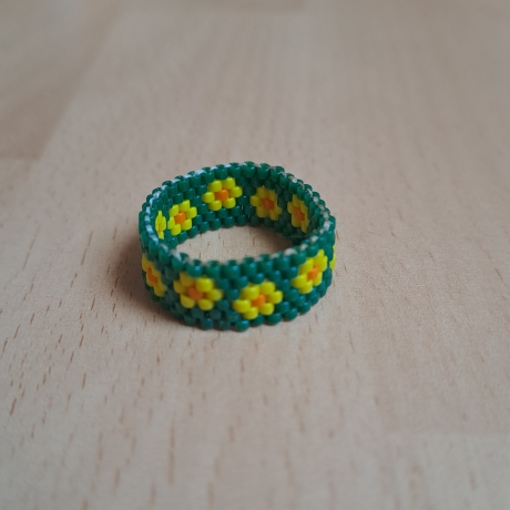 Ring aus Miyuki Delicas, blau oder grün mit Blümchenmotiv