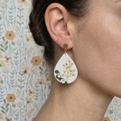 Handgefertigte Tropfen-Ohrringe: Florale Eleganz zarte Farben