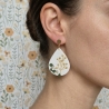 Handgefertigte Tropfen-Ohrringe: Florale Eleganz zarte Farben