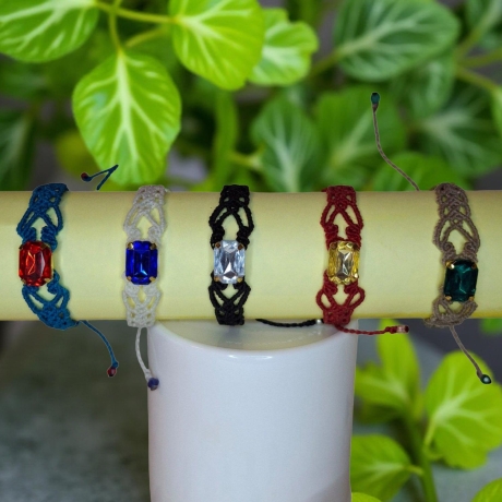Makramee Armband mit Strasstein