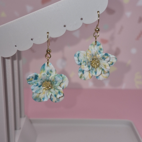 Handgefertigte Blütenohrringe – Unikat, vergoldeter Akzent