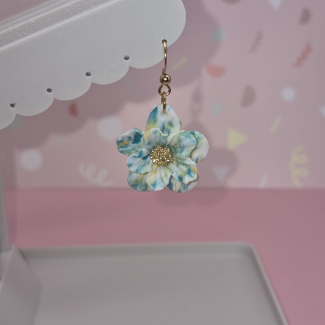 Handgefertigte Blütenohrringe – Unikat, vergoldeter Akzent