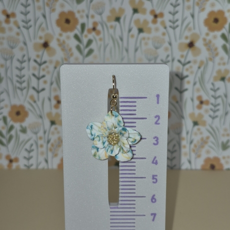 Handgefertigte Blütenohrringe – Unikat, vergoldeter Akzent