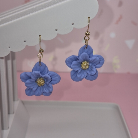 Handgefertigte Blütenohrringe – Unikat, vergoldeter Akzent