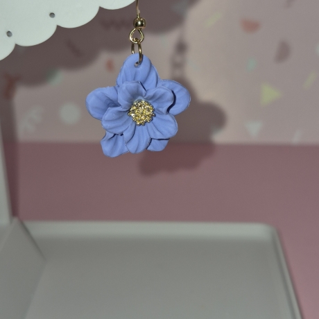 Handgefertigte Blütenohrringe – Unikat, vergoldeter Akzent