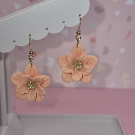 Handgefertigte Blütenohrringe – Unikat, vergoldeter Akzent