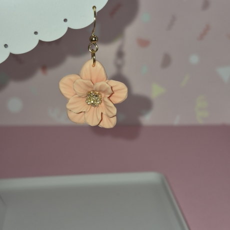 Handgefertigte Blütenohrringe – Unikat, vergoldeter Akzent