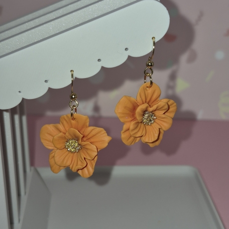 Handgefertigte Blütenohrringe – Unikat, vergoldeter Akzent