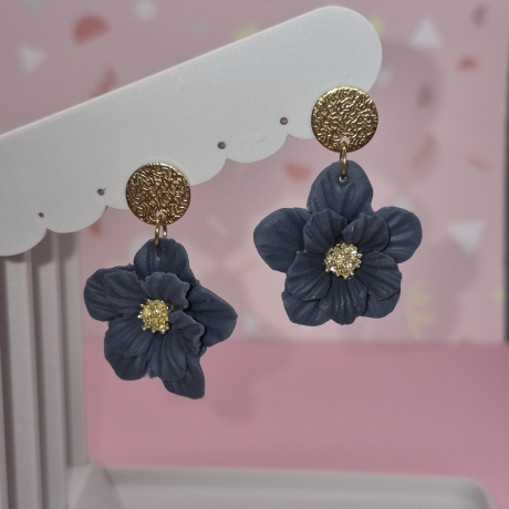 Handgefertigte Blütenohrringe – Unikat, vergoldeter Akzent
