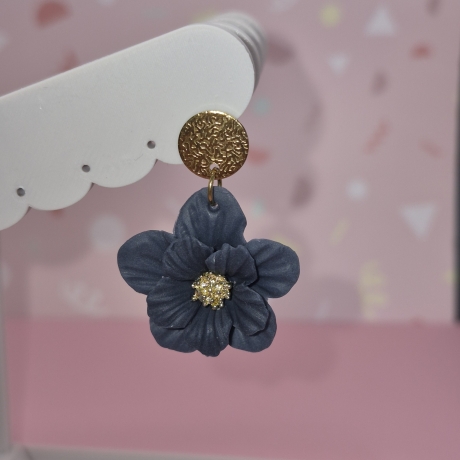 Handgefertigte Blütenohrringe – Unikat, vergoldeter Akzent