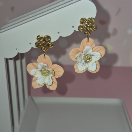 Handgefertigte Blütenohrringe – Unikat, vergoldeter Akzent