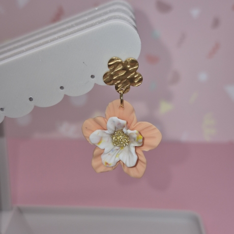 Handgefertigte Blütenohrringe – Unikat, vergoldeter Akzent