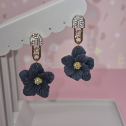 Handgefertigte Blütenohrringe – extravaganter Ohrstecker