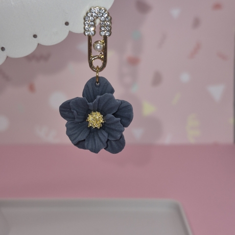 Handgefertigte Blütenohrringe – extravaganter Ohrstecker