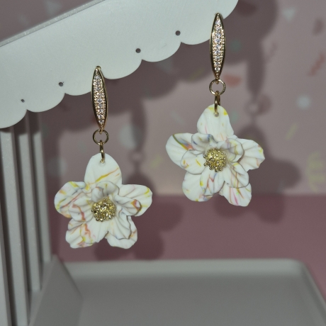 Handgefertigte Blütenohrringe – Unikat, vergoldeter Akzent