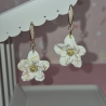 Handgefertigte Blütenohrringe – Unikat, vergoldeter Akzent