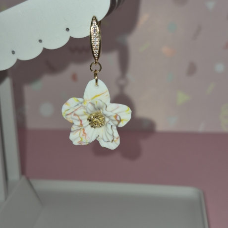 Handgefertigte Blütenohrringe – Unikat, vergoldeter Akzent