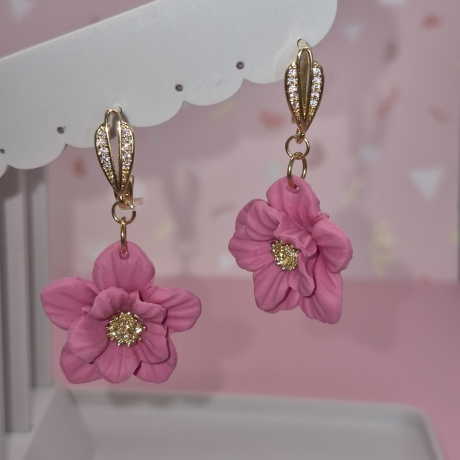 Handgefertigte Blütenohrringe – Unikat, vergoldeter Akzent