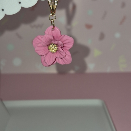 Handgefertigte Blütenohrringe – Unikat, vergoldeter Akzent