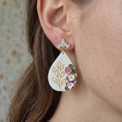 Handgefertigte Blumen-Ohrhänger „Frühlingszauber“ – Weiß Gold