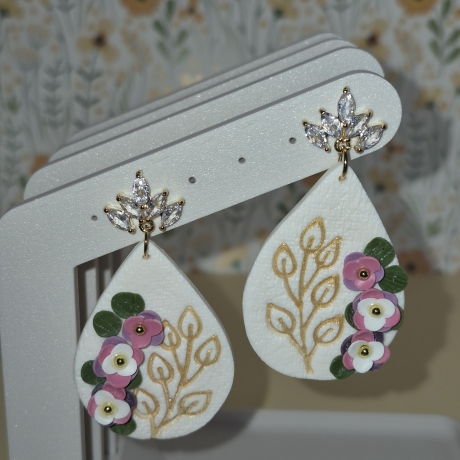 Handgefertigte Blumen-Ohrhänger „Frühlingszauber“ – Weiß Gold