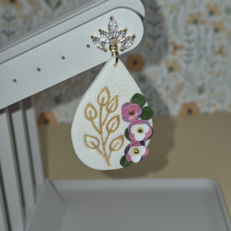 Handgefertigte Blumen-Ohrhänger „Frühlingszauber“ – Weiß Gold