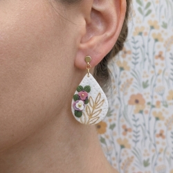 Bezaubernde Blumen-Ohrstecker in Tropfenform – Handgefertigt