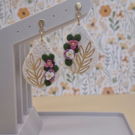 Bezaubernde Blumen-Ohrstecker in Tropfenform – Handgefertigt