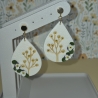 Handgefertigte Tropfen-Ohrringe: Florale Eleganz zarte Farben