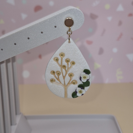 Handgefertigte Tropfen-Ohrringe: Florale Eleganz zarte Farben